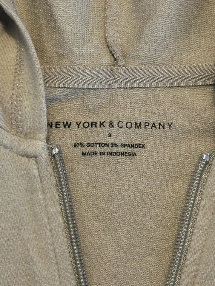 Sudadera con capucha de mujer New York & Company manga corta talla pequeña Foto 3 de 3