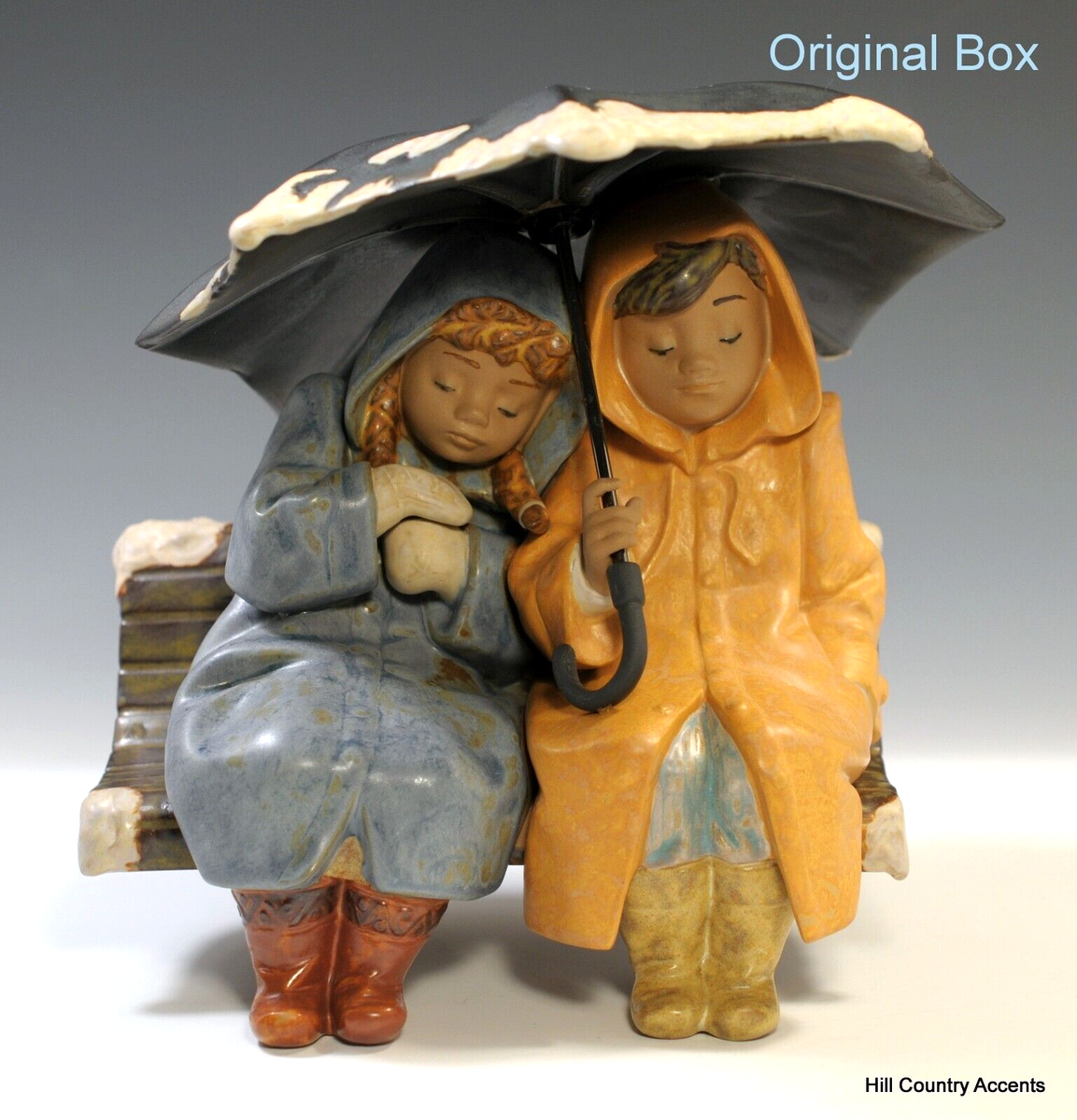 LLADRO GRES SNOWY SUNDAY 2228 -BOY, GIRL UNDER UMBRELLA IN
