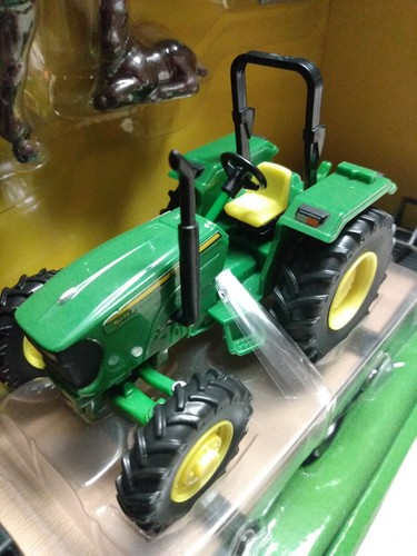TOMY Ertl ~ John Deere Hauling Set w/ Truck, Trailer, 5075E Tractor and Horses - Picture 7 of 12