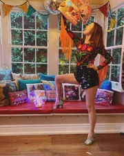 BEAUTIFUL SOPHIE ELLIS BEXTOR 8X10 PHOTO