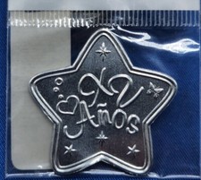 30 piezas.  XV Años Repujado. Favores de etiquetas en relieve de aluminio plateado, centros de mesa