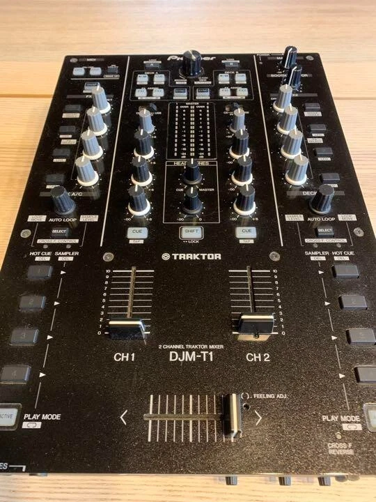 Pioneer DJM-T1 + TRAKTOR Scratch Control Disc + Vinyl 2-Channel DJ Mixer DJMT1
