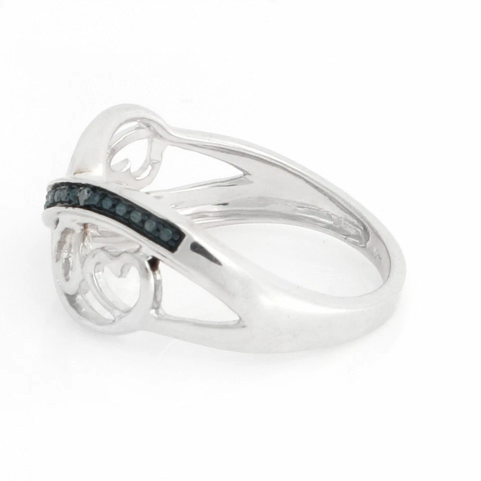 Anillo corazón enchapado en platino con diamantes azules de corte redondo Foto 4 de 4