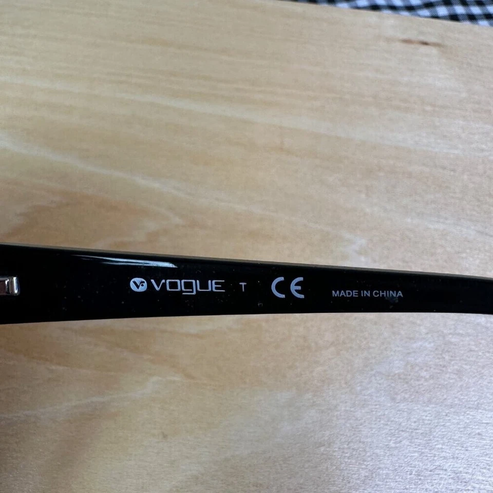 Gafas rectangulares ovaladas estrechas VOGUE 3687 en negro años 90 Y2K Foto 2 de 3