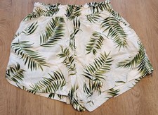 Shorts von H&M S / 36 weiß mit grünen Farnblättern