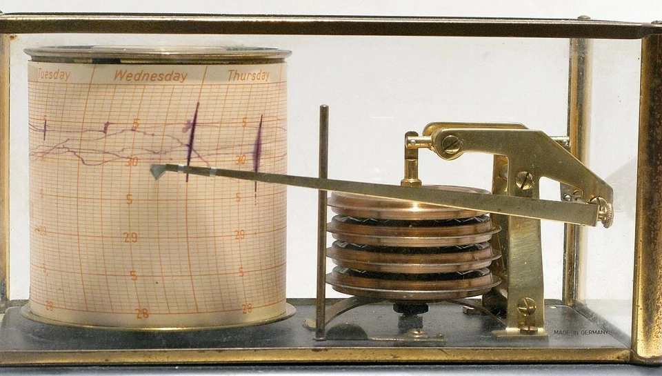 Instrumento mecánico vintage barógrafo alemán Lufft Stuttgart caja de madera y vidrio Foto 2 de 4