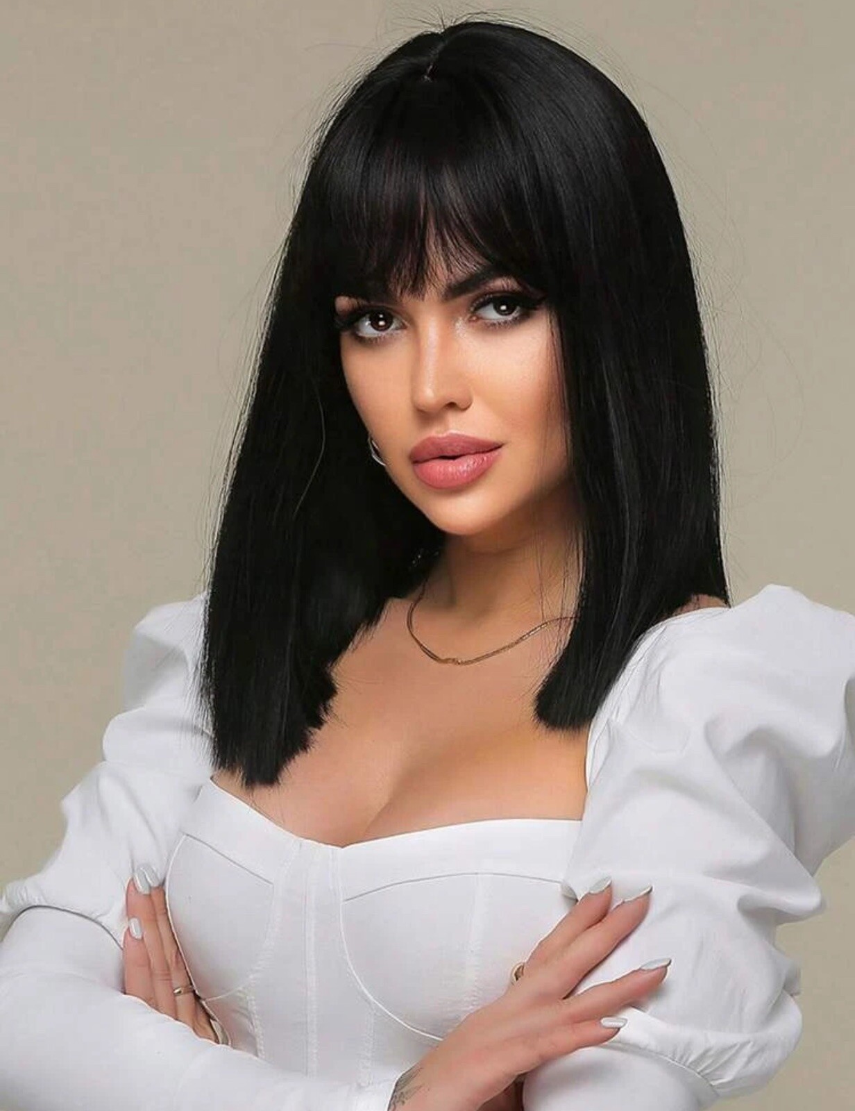 Perruque synthétique femme courte noir lisse avec frange de 35cm pour un changement de style