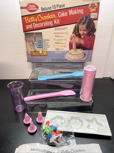 VINTAGE Betty Crocker Cake Mixing & Decorating Kit #224 Kids Unused 1980s W21
