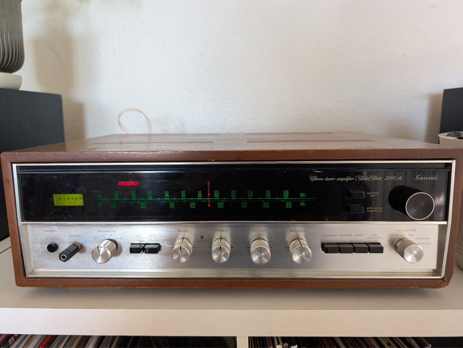 Sansui 2000A Vintage Stereo Receiver FM Tuner Phono Aux 35 W