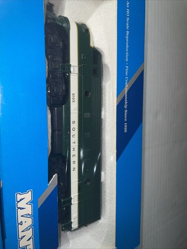 Mantua 402-040 F-7 SinglePowered Southern & 409-40 Dummy B Unit Locomotive Train - Picture 14 of 15