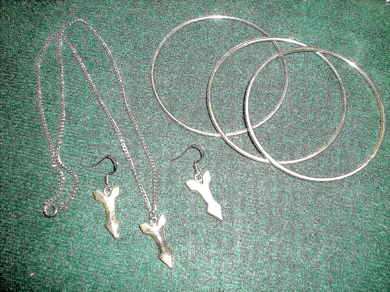 VINTAGE SILVERTONE SMALL ARROW PENDANT NECKLACE/BANGLE BRACELETS/EARRINGS SET