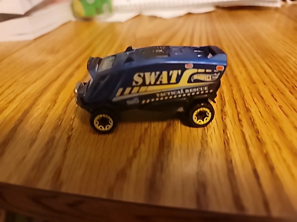 Hot Wheels Lote de 2 - Vehículos de Policía Aero Pod SWAT, Simbólicos Foto 2 de 4