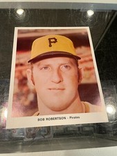 1972 BOB ROBERTSON 7x9 PITTSBURGH PIRATES PHOTO PACK TEAM ISSUED NM