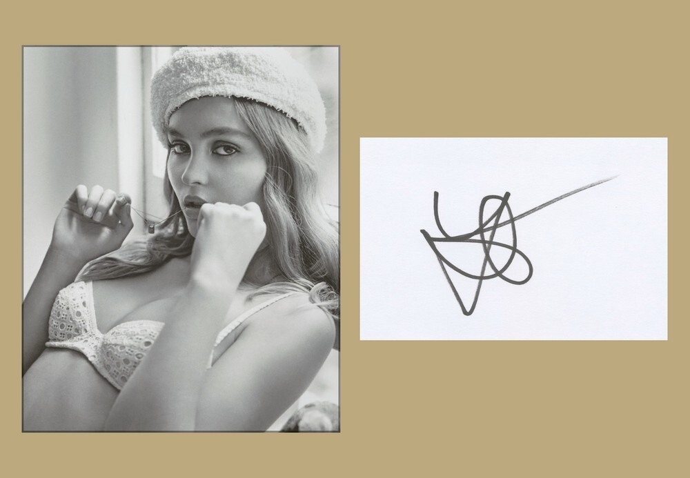 Lily-Rose Depp - Authentic signed card + Photo - Paris 2016