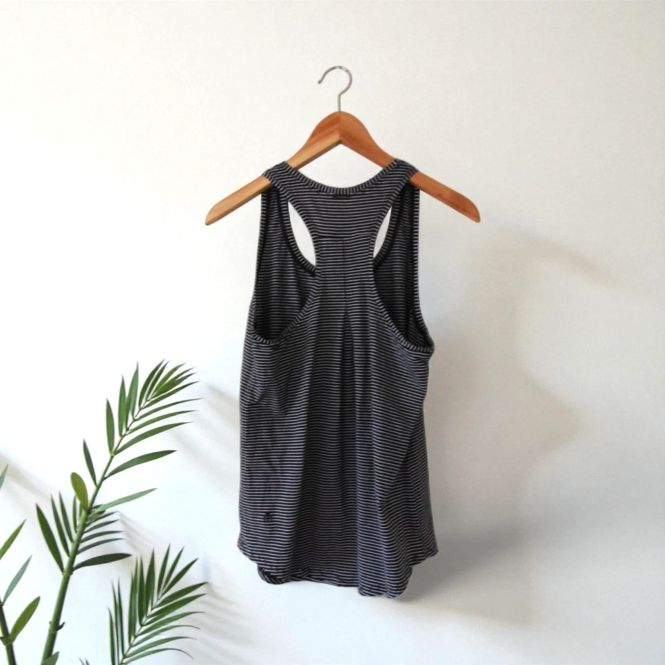 Top deportivo de yoga Lululemon para mujer blanco y negro a rayas espalda de corredor talla 4 Foto 3 de 4
