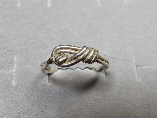 GRANDMA GRABE'S BEAUTIFUL VINTAGE 925 STERLING SILVER KNOT 1.2G RING SIZE 7