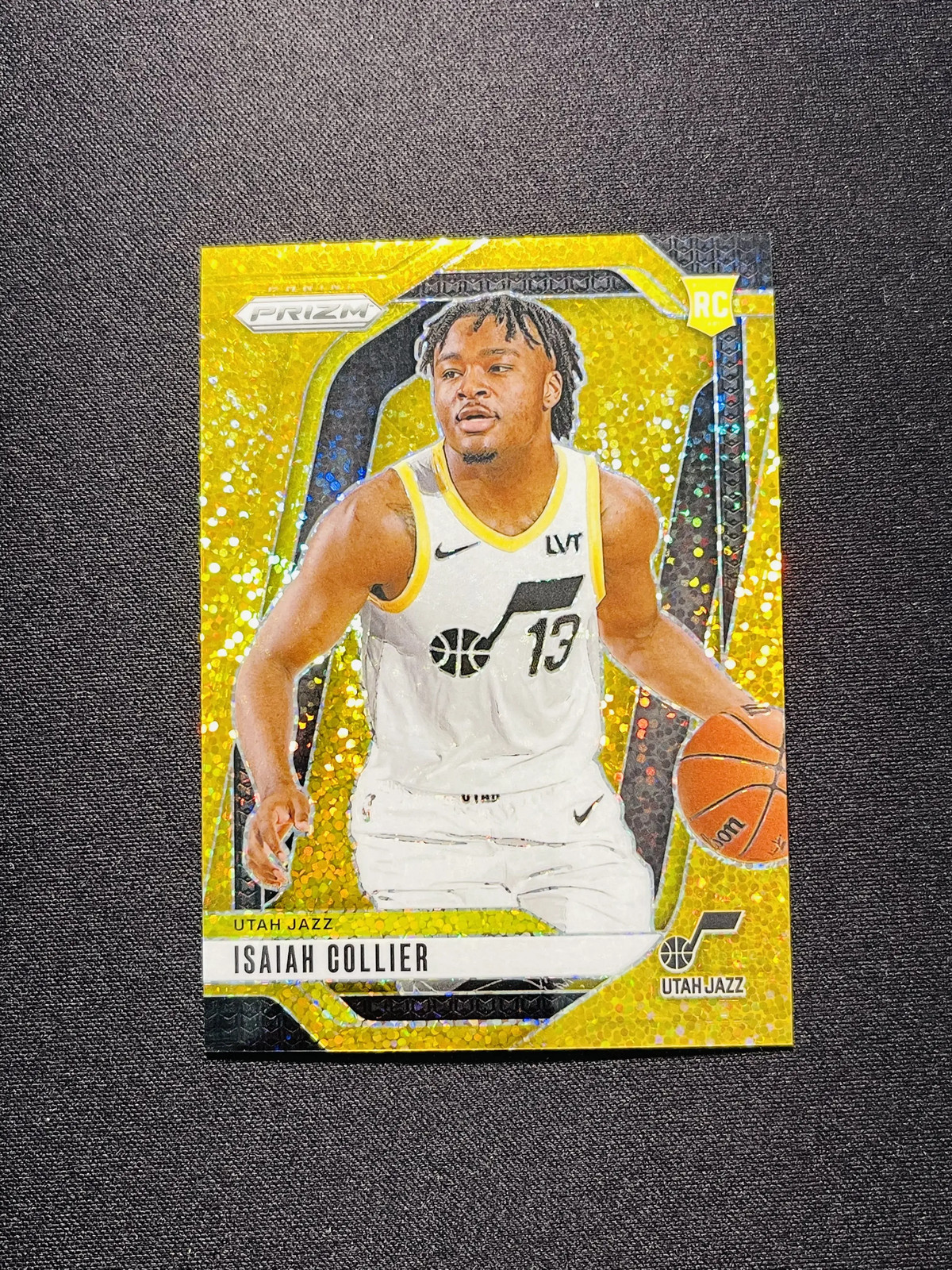 2024-25 Panini Prizm Isaiah Collier Gold Sparkle RC 11/24 #227 SP FQ80
