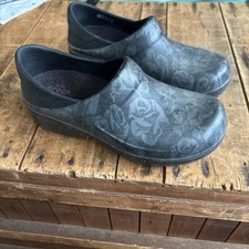 Crocs Women’s Neria Pro II Black Graphic Floral Slip Resistant Clogs Shoes Sz 6