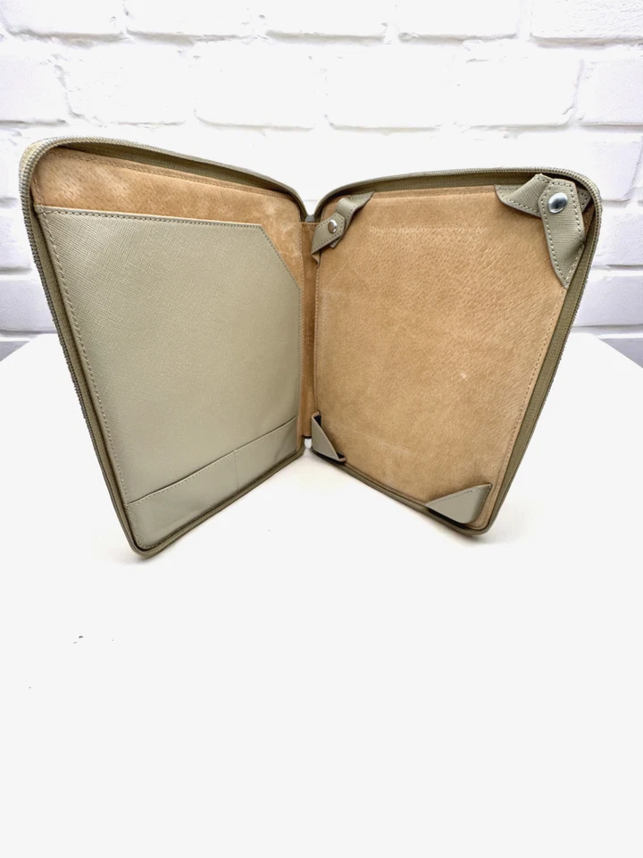 Estuche para Tableta Tory Burch Cuero Saffiano Taupe Tono Plateado Hardware Cremallera Alrededor Foto 4 de 4