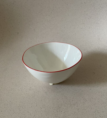 1 CANVAS SMALL WHITE BOWL WITH RED RIM FROM OCHRE IN SOHO NEW YORK - Afbeelding 1 van 4