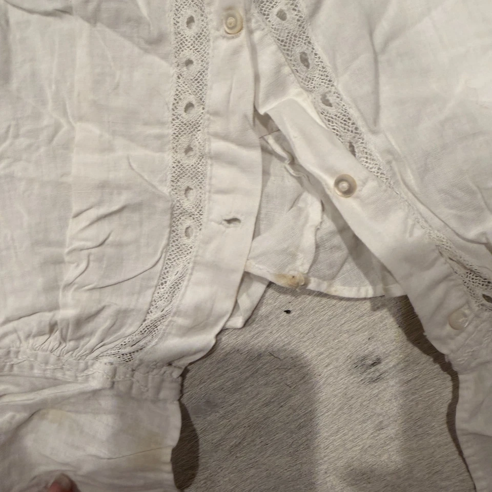 Camisola antigua con ojales y encaje de algodón eduardiano blanco cubierta Foto 3 de 4