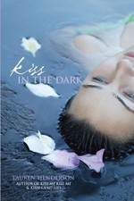 KISS IN THE DARK (SCARLETT WAKEFIELD SERIES) By Lauren Henderson Mint Condition
