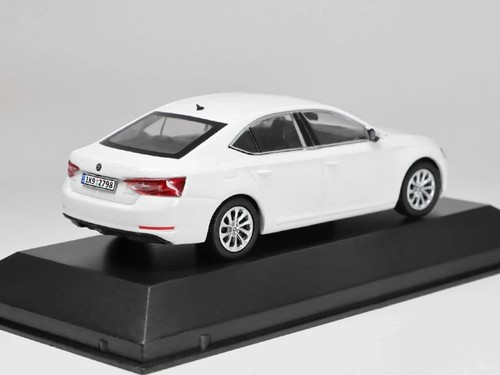 Škoda Superb III 2015 - De Agostini 1:43 - Famosa colección de coches checos - Imagen 2 de 4
