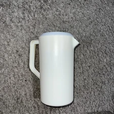 Vintage Rubbermaid Pitcher 2 1/4 Quart Almond Beige w/ White Lid J-2445 2.25 Qt.