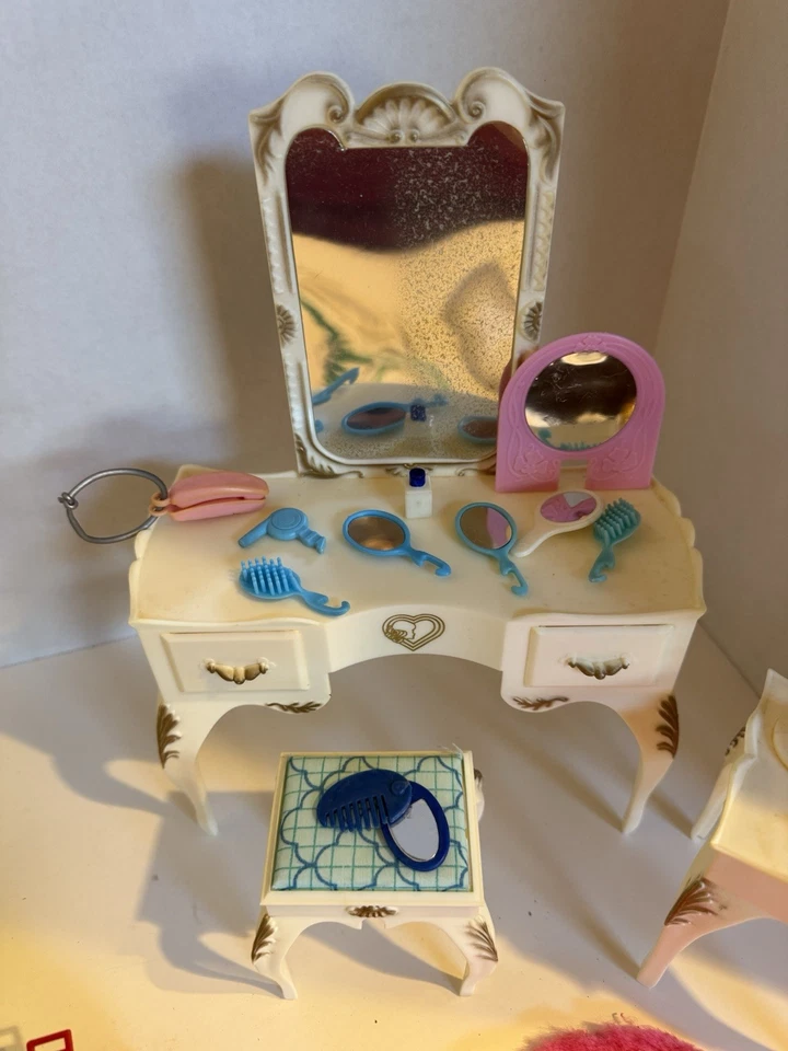 RARE 1978 Marx Sindy Bedroom Furniture Set 55+ Pieces Barbie Dollhouse Playset - Image 4 of 4