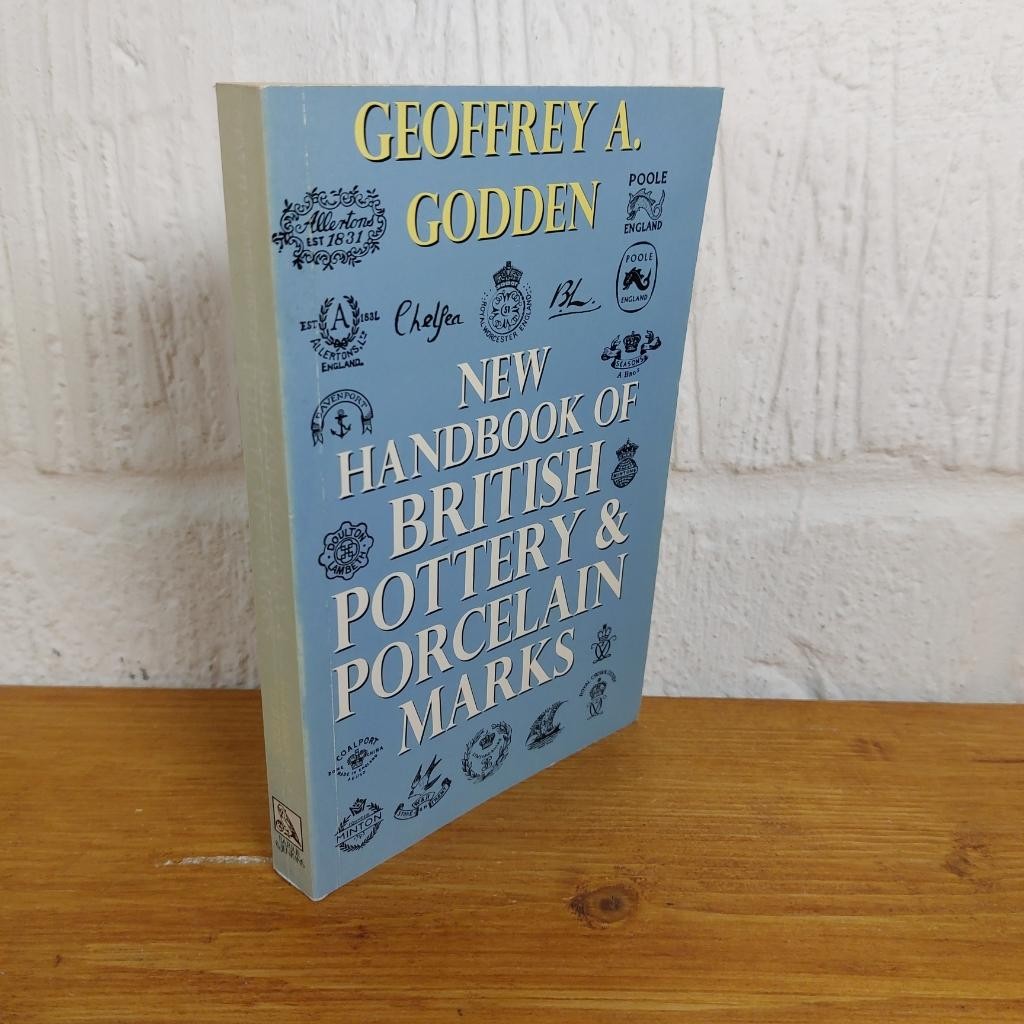 New Handbook of British Pottery & Porcelain Marks — Geoffrey A. Godden Paperback