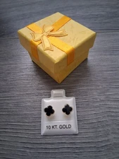 Aretes Broquel flor de 10K / 10k Studs Earrings flor style. color negro.