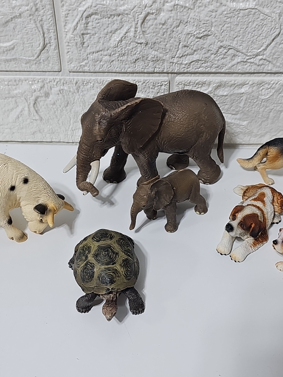 Schleich Germany Lot Of 9 Animal Figures African Elephants, Turtle, Dogs, Bull
