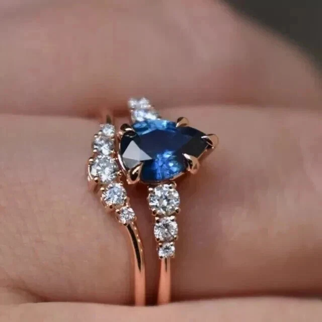 Conjunto de anillo nupcial de zafiro azul creado en laboratorio corte pera de 1,70 quilates enchapado en oro rosa de 14 quilates Foto 2 de 4
