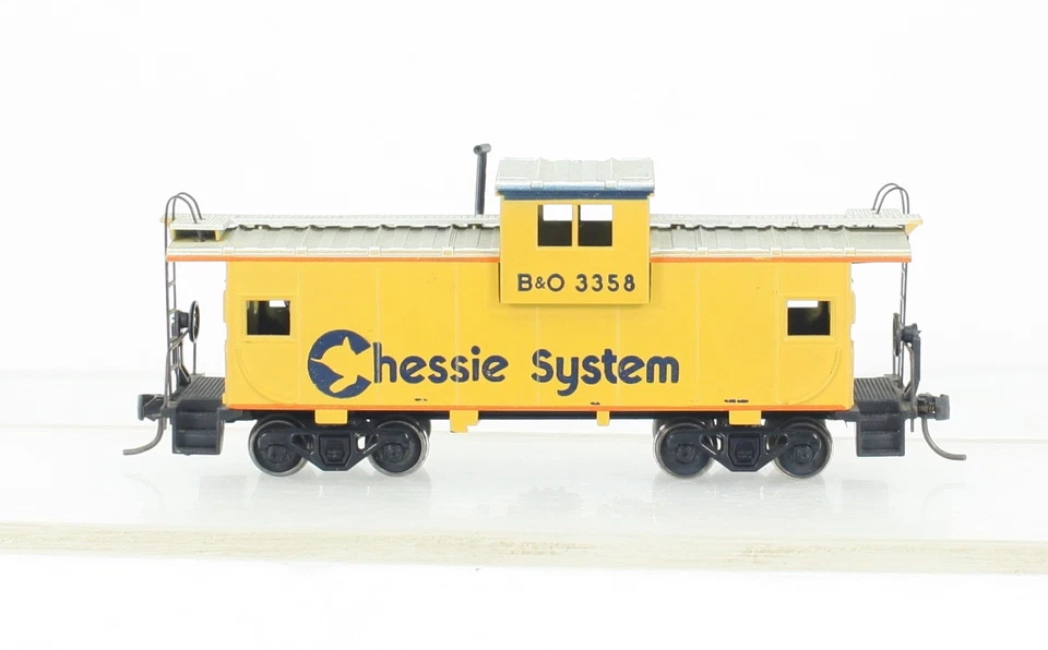 HO Athearn Chessie System Wide Vision Caboose W/ Interior & Flashing Rear Light - Image 4 of 4