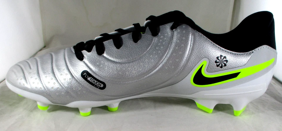 Cristiano Ronaldo / Botín de fútbol autografiado Nike Tiempo plateado y amarillo / Certificado de autenticidad Foto 3 de 4