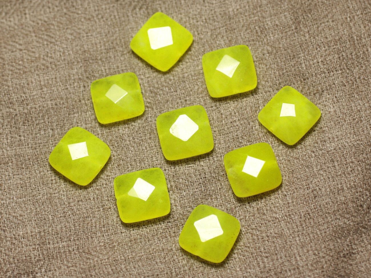 Perles de jade carrés facettés 14mm jaune fluo pour enfilage collier