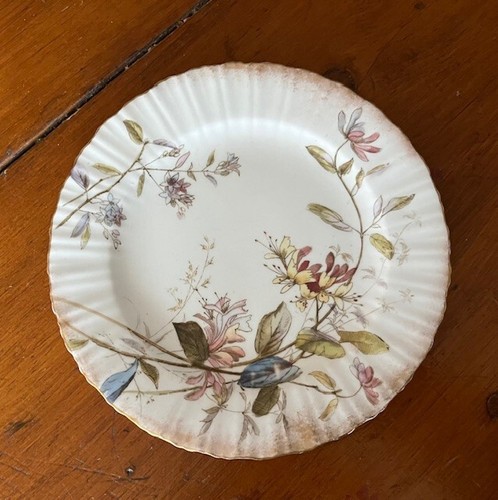 Late 19th Century Doulton Burslem Porcelain Detailed Floral s/3 Small Plates - Picture 4 of 9