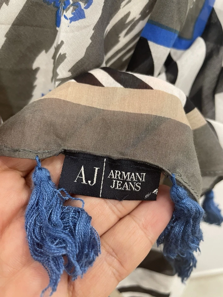 AS2#Armani Jeans Cachecol de Seda Preto Branco Azul Listrado Estampa Floral Borda Borla - Imagem 4 de 4