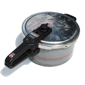 Cocotte minute de 8 litres accessoires en bon état de marque SEB - Arts de la table