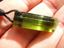 Hochglänzender grüner TURMALIN Kristall VERDELIT mit Endflächen, gebohrt am Band