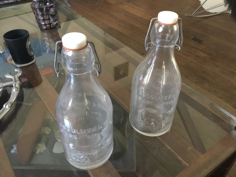 LOT DE 2 BOUTEILLES DE LAIT EN VERRE AVEC GRAVURES - Photo 1/4