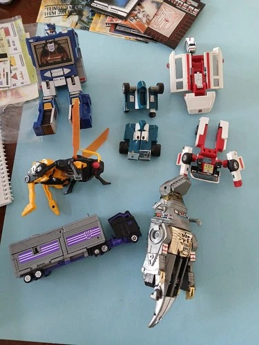 Transformers Hasbro vintage 1980s lot -- 6transformers, carrying case, decals  +