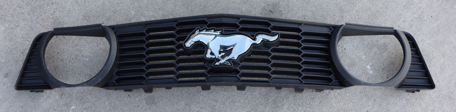 2010-2012 FORD MUSTANG GT V8 FRONT UPPER GRILLE W/CHROME EMBLEM OEM