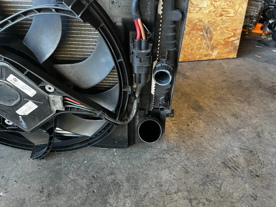 BMW F30 F32 F36 N55 N26 RADIADOR DELANTERO ENFRIADOR CONDENSADOR CONJUNTO VENTILADOR FABRICANTE ORIGINAL 77MK Foto 3 de 4