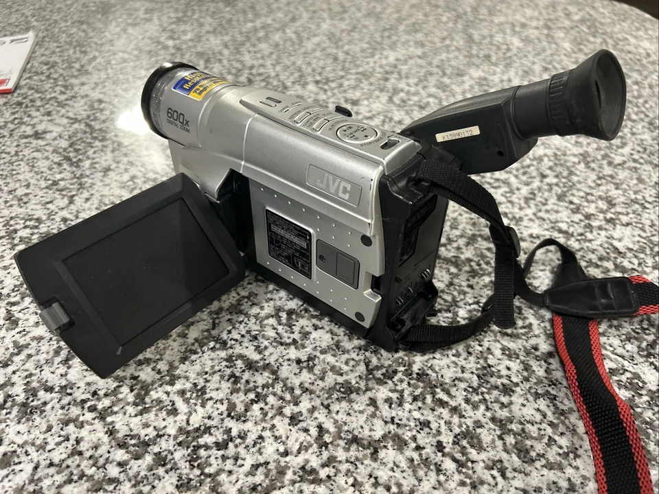 JVC GR-SXM750U Super VHS-C COMPACT VHS Camcorder 600X DIGITAL ZOOM, NO BATTERY - Image 3 of 4