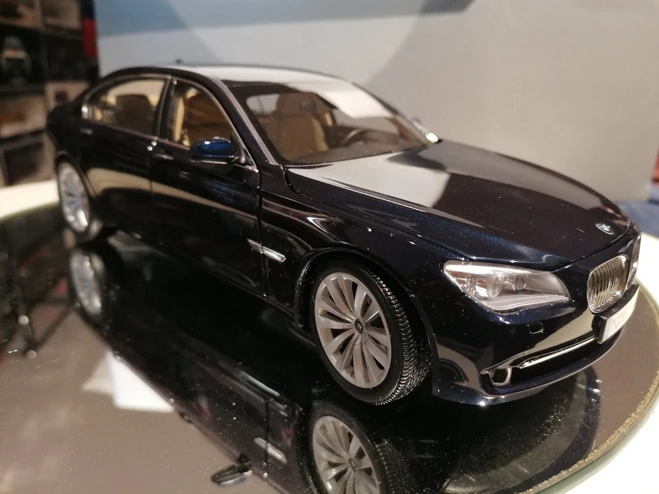 Kyosho 1/18 BMW 750li F02 Long Version Imperial Blue Metallic MINT Box Dealer - Immagine 2 di 4