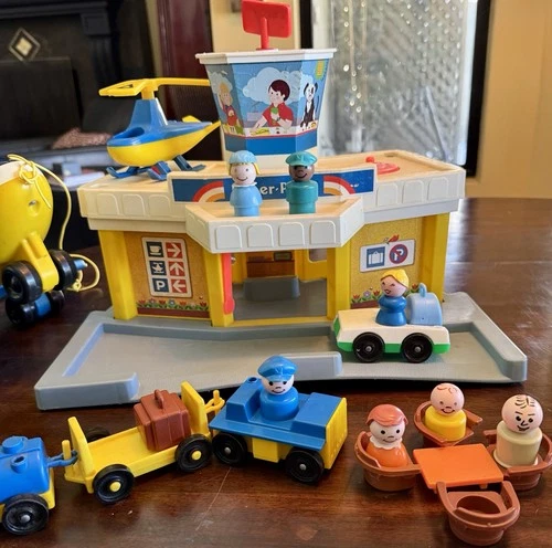 Vintage 1981 Fisher Price Little People Jetport #933 Complete