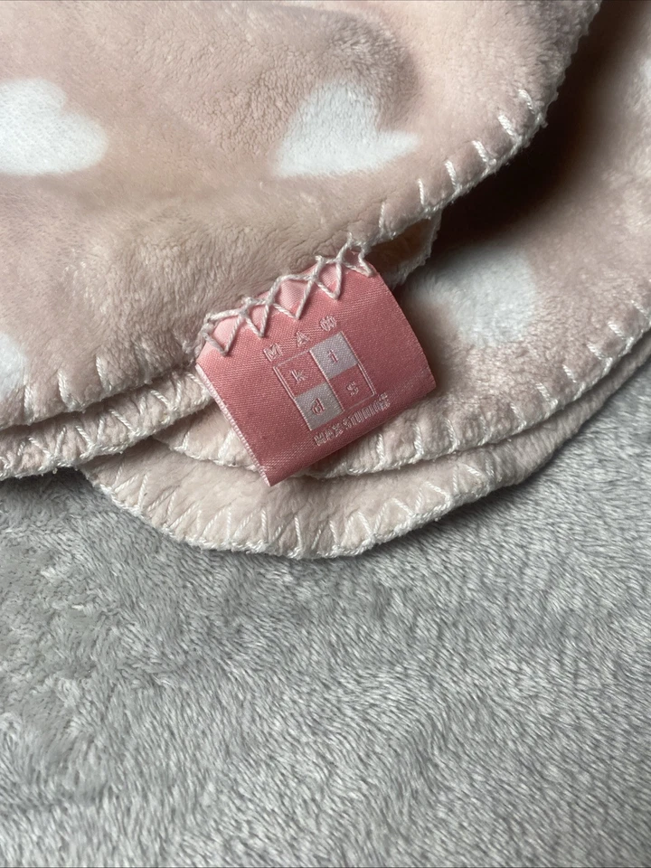 Max Studio Niños Rosa Manta Bebé Corazones Blancos Borde Puntada Suave Vellón Lovey Foto 4 de 4