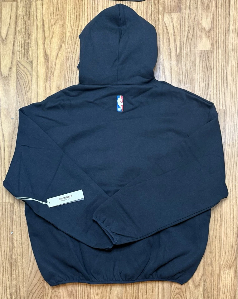 Sudadera con capucha Fear of God Essentials NBA negra GRANDE Foto 3 de 4