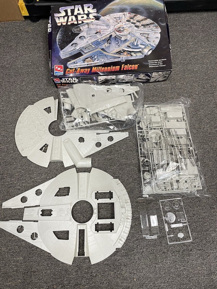 AMT ERTL Star Wars Cut-away Millennium Falcon model kit 1996 open